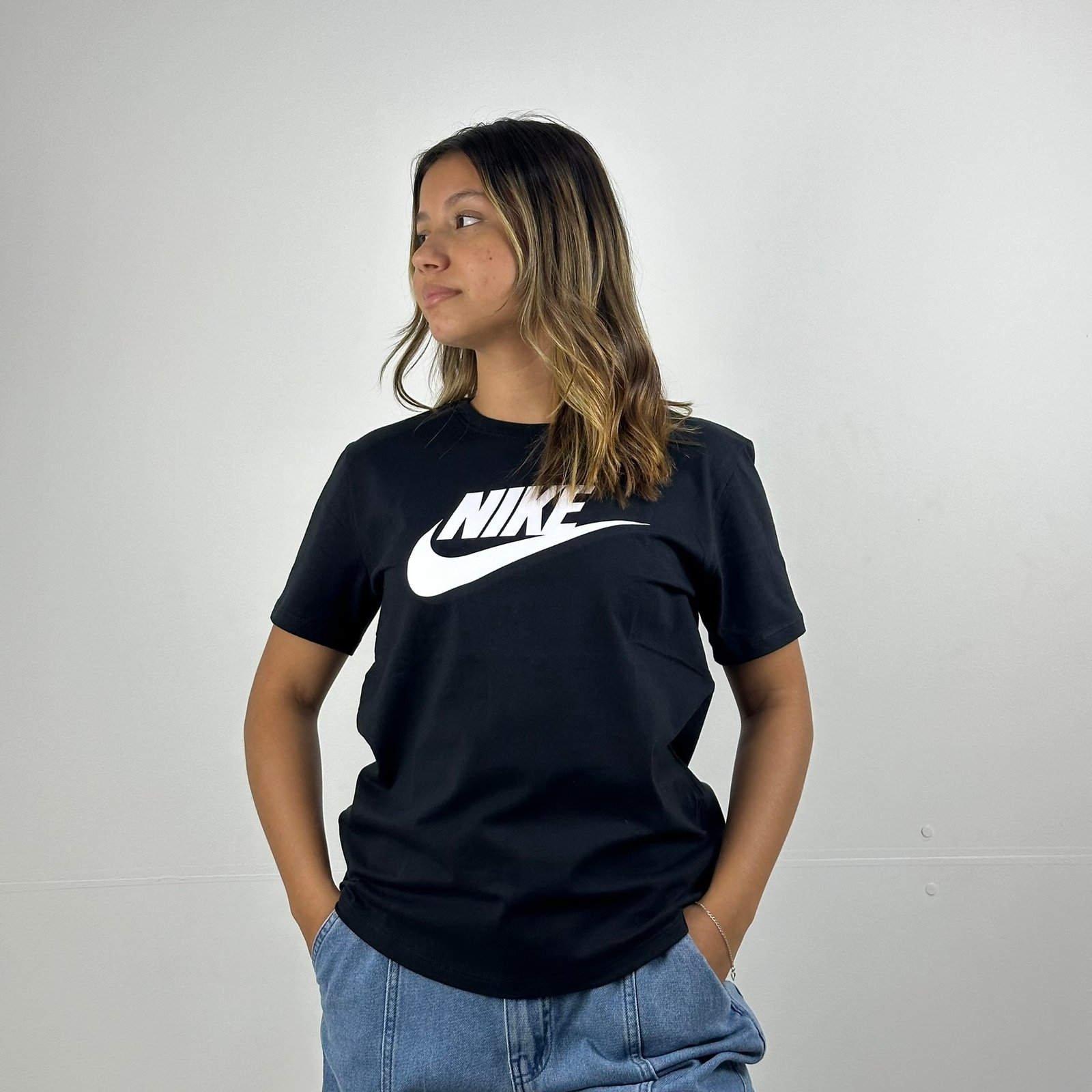 CAMISETA NIKE SPORTWEAR ESSENTIALS FEMININA BLACK
